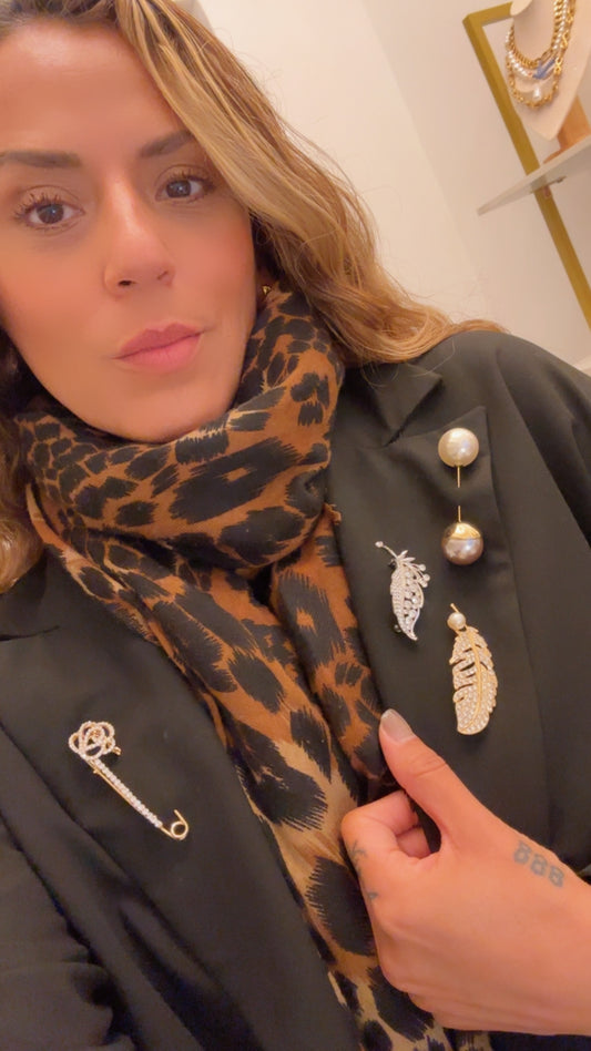 Broche hoja plateada