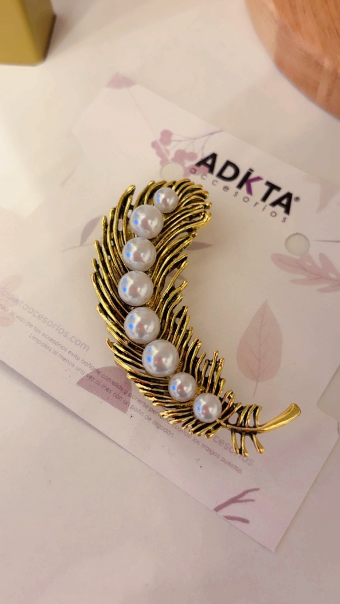 Broche hoja con perlas