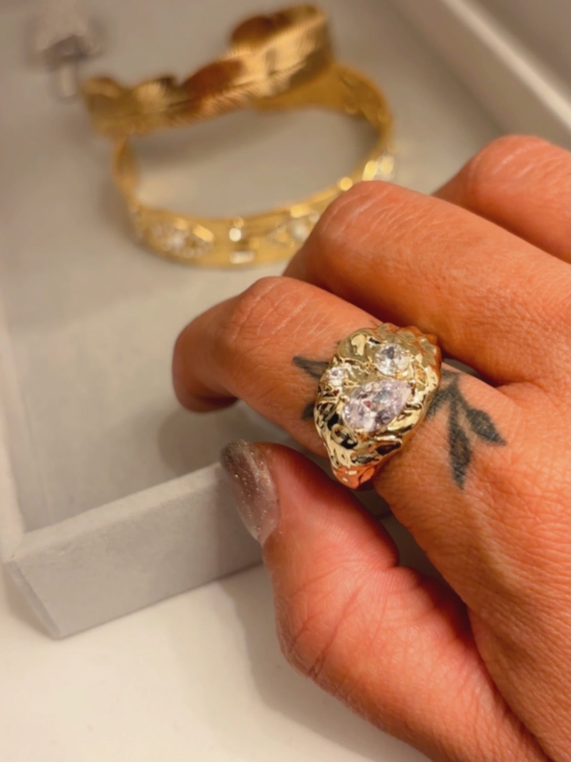 Anillo piedras blancas