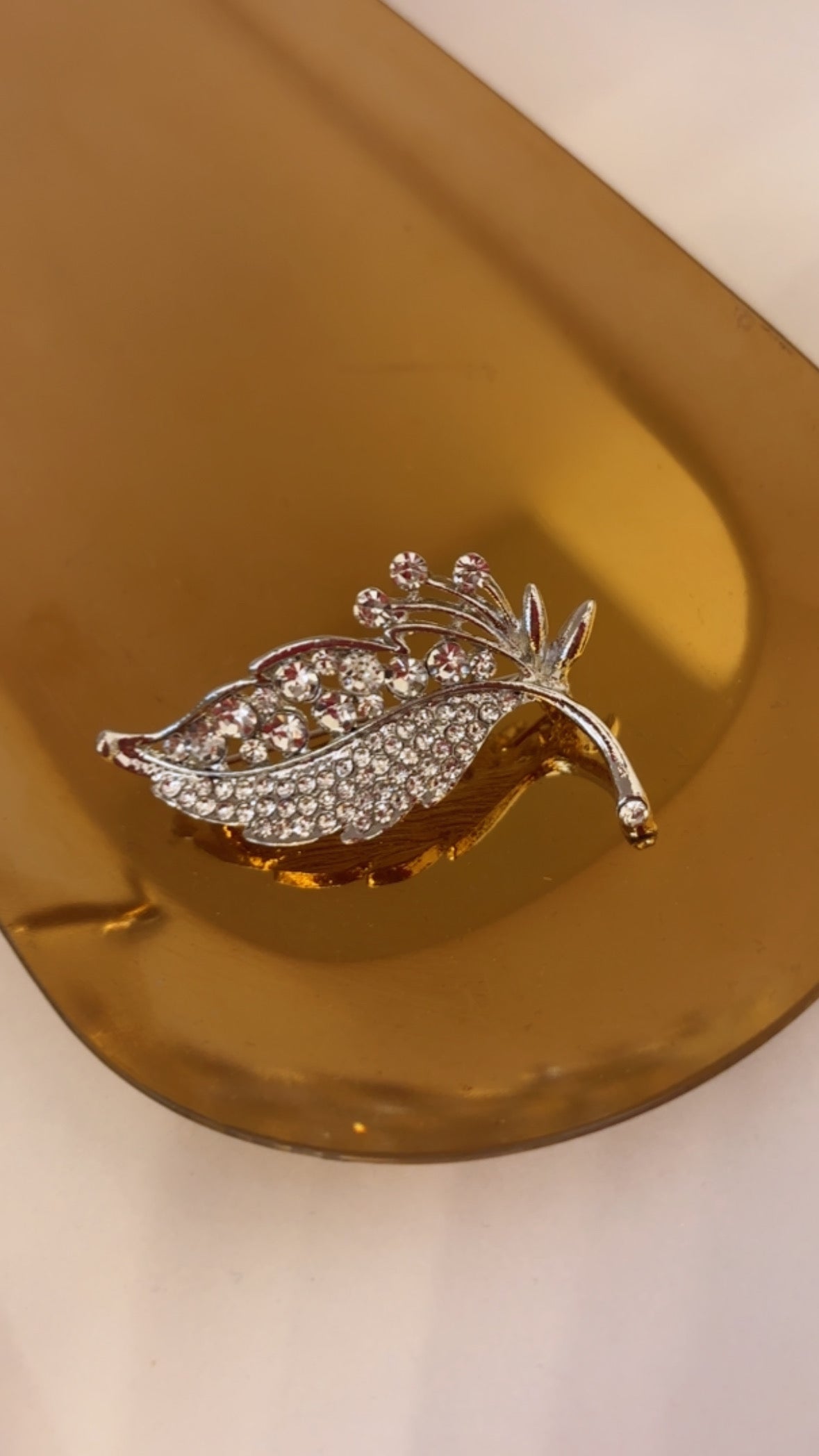 Broche hoja plateada