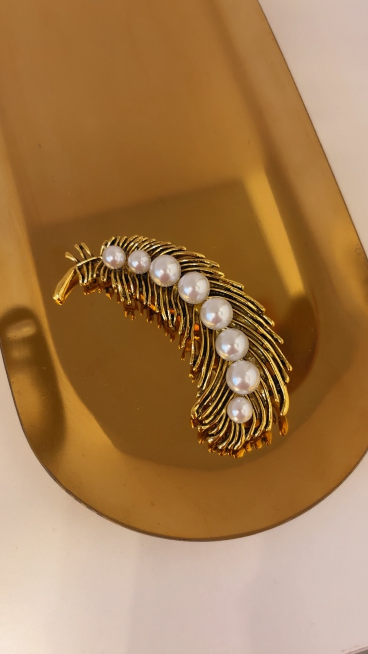 Broche hoja con perlas