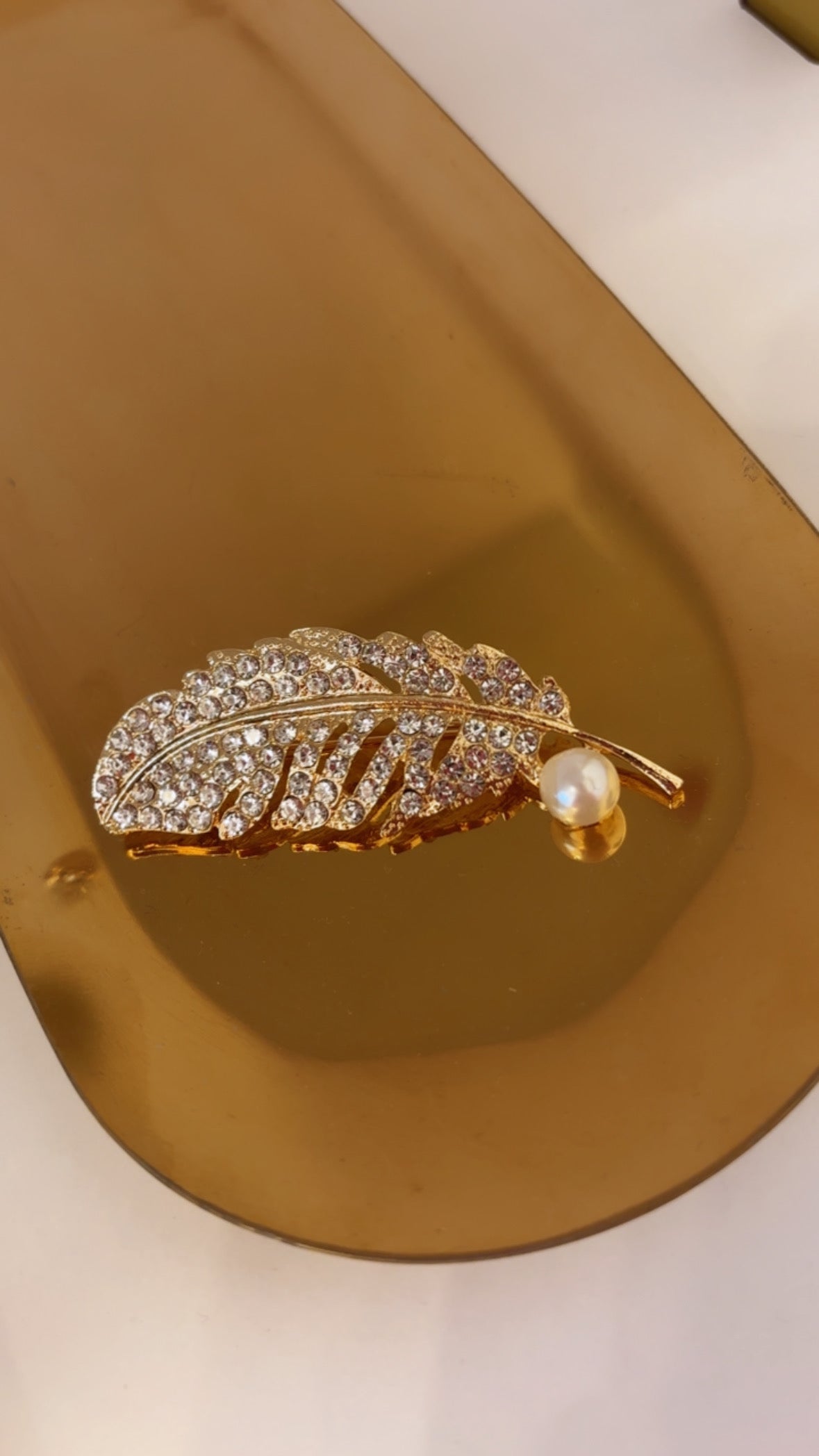 Broche hoja dorada con perla