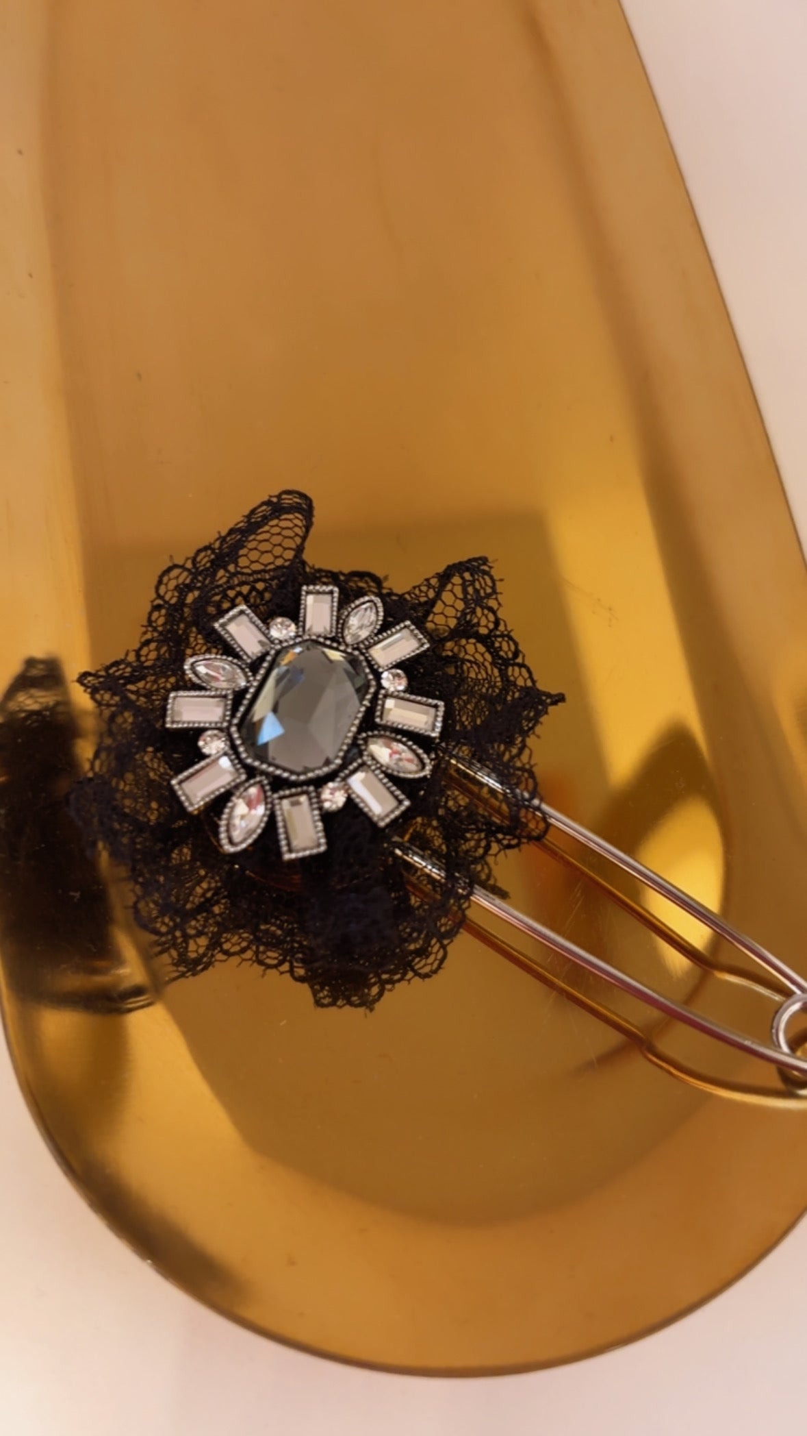 Broche con encaje glam